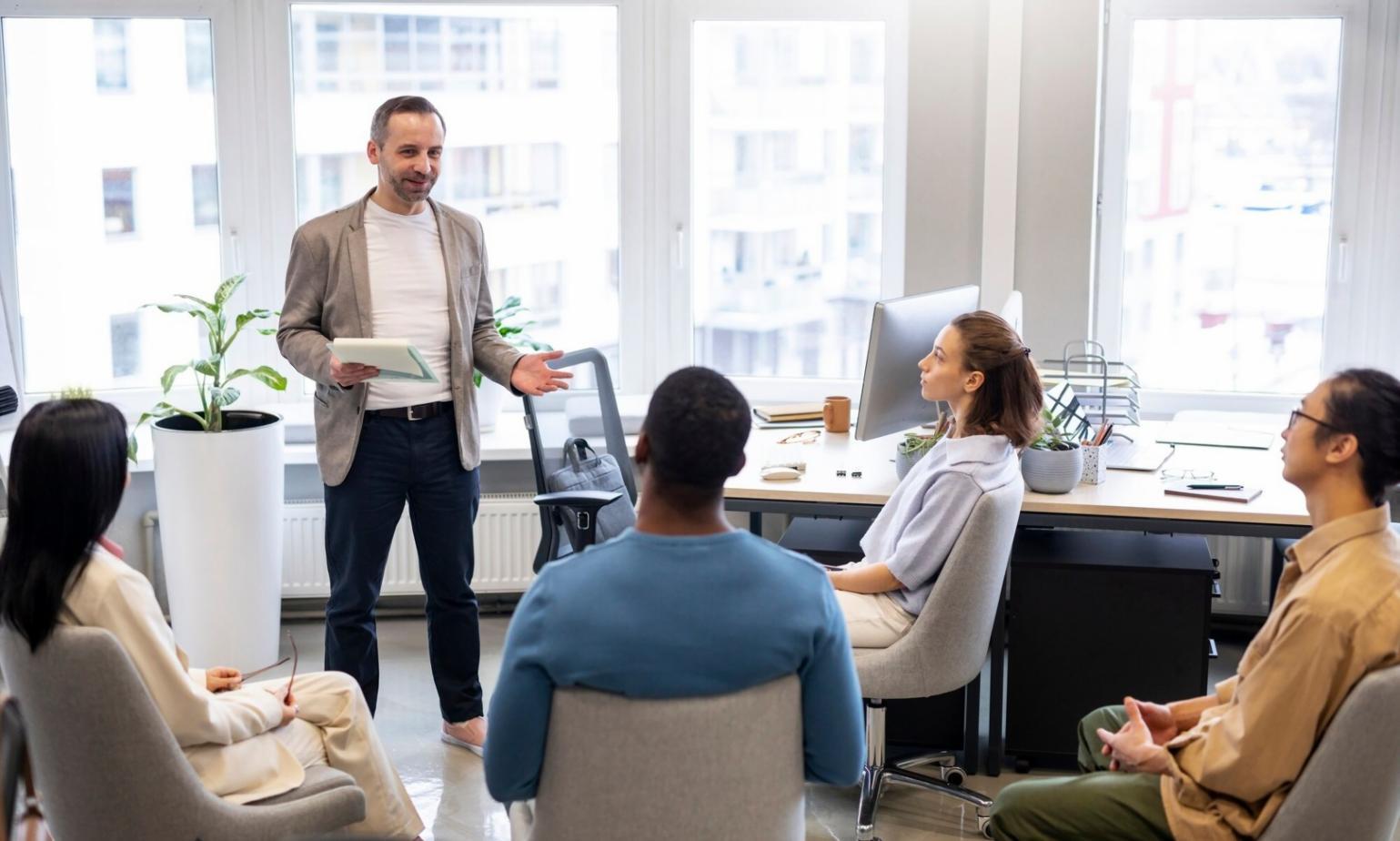 xenoviraos Team bei der Arbeit - Finanzberatung und Bildung im modernen Büro